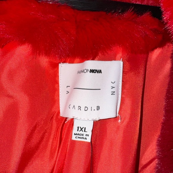 Brand new long, heavy & warm burgundy faux fur coat wi vegan leather belt. - Picture 3 of 4